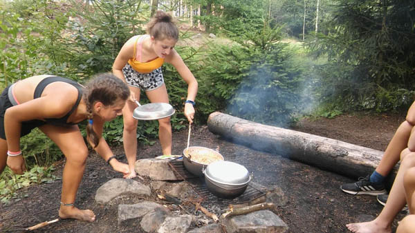 Tábor Nemojov 2019 - skautky připravují oběd u pevnosti Zátluky