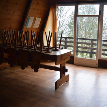 Chata na Pecce  - obývací pokoj (stůl)