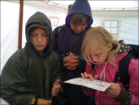 Pecka 2010 - Lola, Brzda a Sabča studují mapu